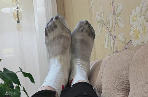 明星也踩雷！關曉彤曬掉色鞋子染黑襪子，瑕疵品無處不在